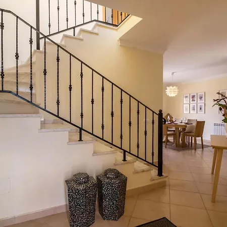 Townhouse Luna Алмансил